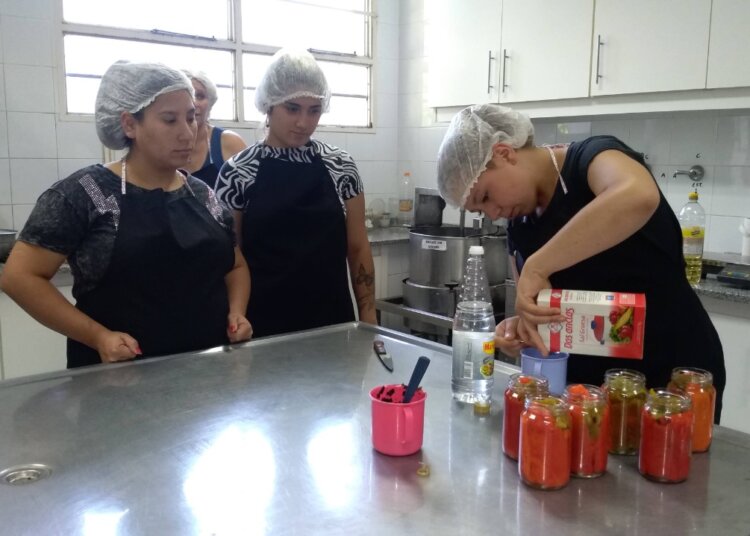 Un grupo de mujeres se capacitó en el manejo de autoclave