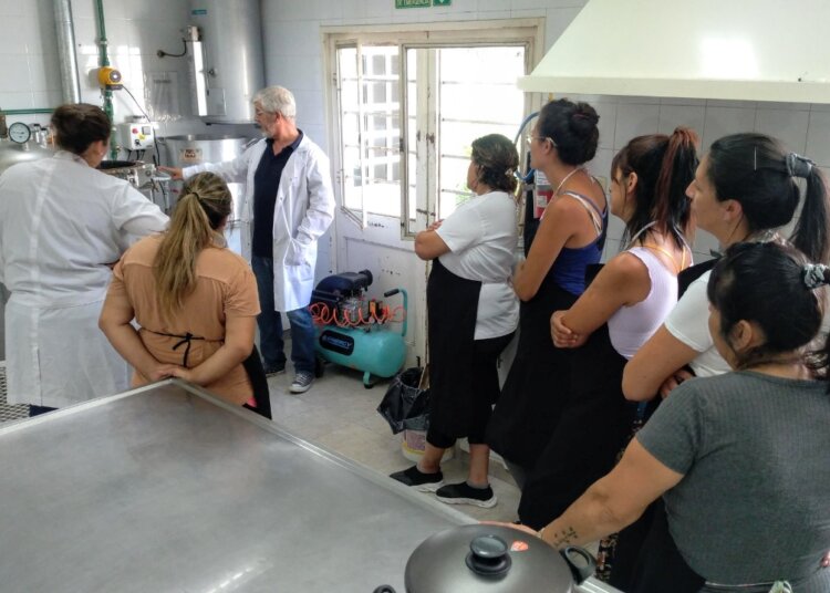 Un grupo de mujeres se capacitó en el manejo de autoclave