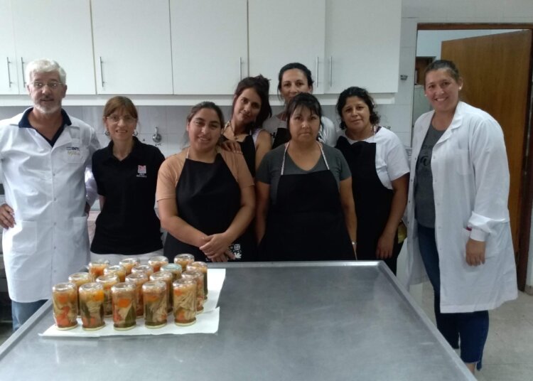 Un grupo de mujeres se capacitó en el manejo de autoclave