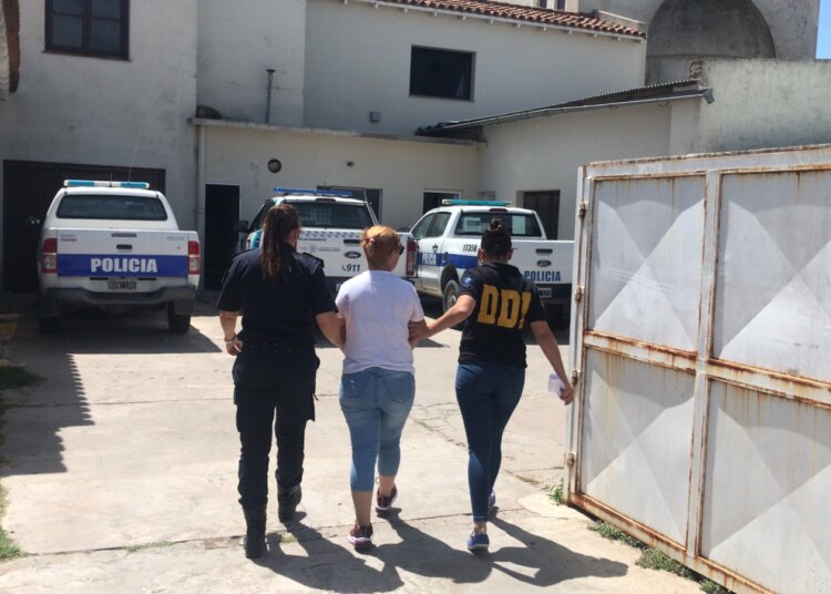Una mujer fue aprehendida tras hurtarle 300 dólares a su jefa