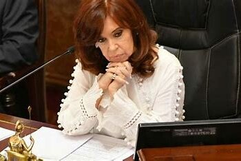Con todas las miradas de la política, Cristina Kirchner afrontará hoy el veredicto en el juicio por la obra pública