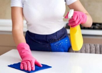 Empleadas domésticas: cuáles son los aumentos de salarios, aportes y contribuciones para febrero