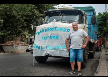 Mariano Gorosito, el camionero solidario que muda gratis a los chicos que van a estudiar a La Plata y a Buenos Aires