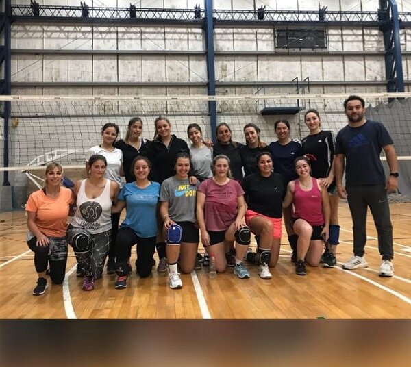 El equipo femenino de la Escuela Municipal debuta hoy en la Liga Olavarriense de Voleibol