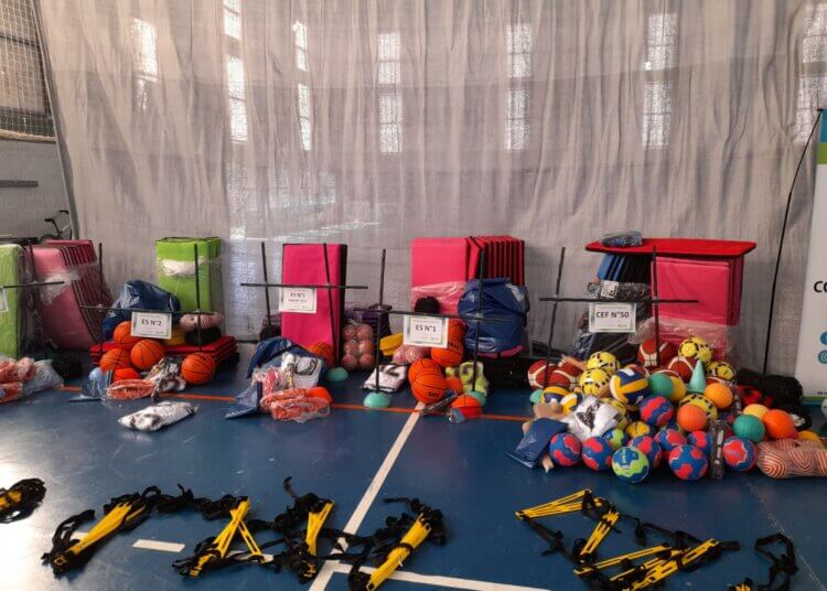 Fue entregado material deportivo a escuelas secundarias, CEF y Programa Patios Abiertos.