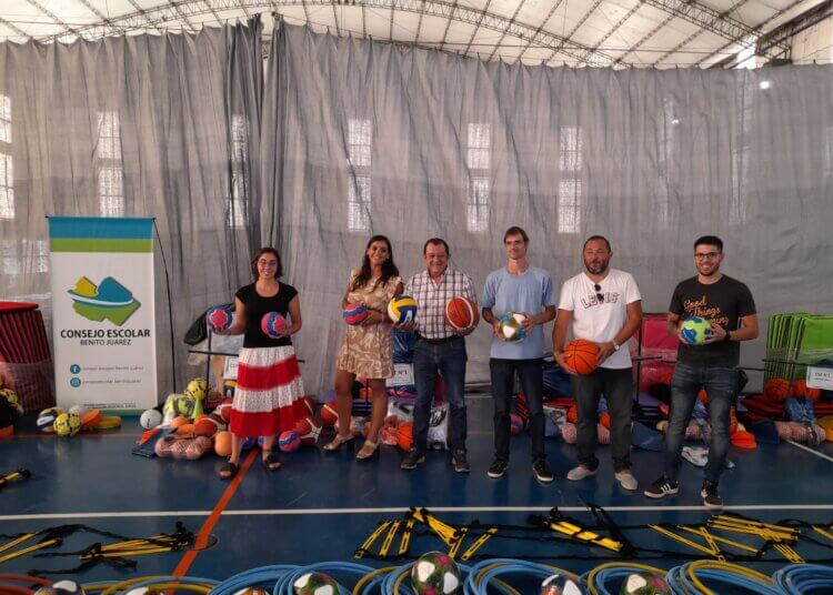 Fue entregado material deportivo a escuelas secundarias, CEF y Programa Patios Abiertos.