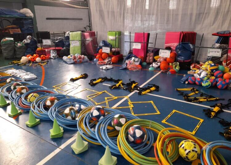 Fue entregado material deportivo a escuelas secundarias, CEF y Programa Patios Abiertos.