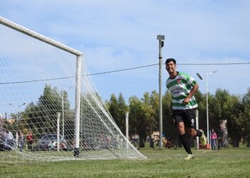 Albirojo le ganó a El Verde con gol de Acosta y es el único líder del Agrario