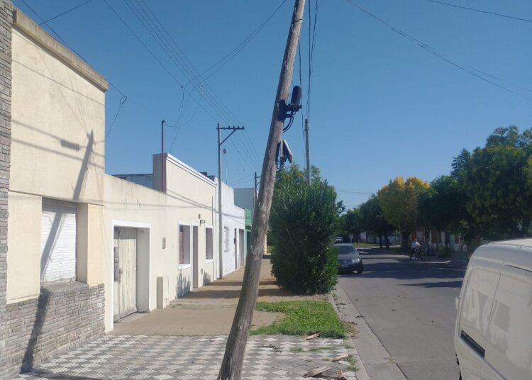 Un conductor arrasó con un poste de telefónica, chocó una camioneta y terminó contra una planta