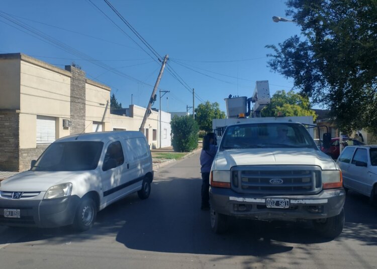 Un conductor arrasó con un poste de telefónica, chocó una camioneta y terminó contra una planta