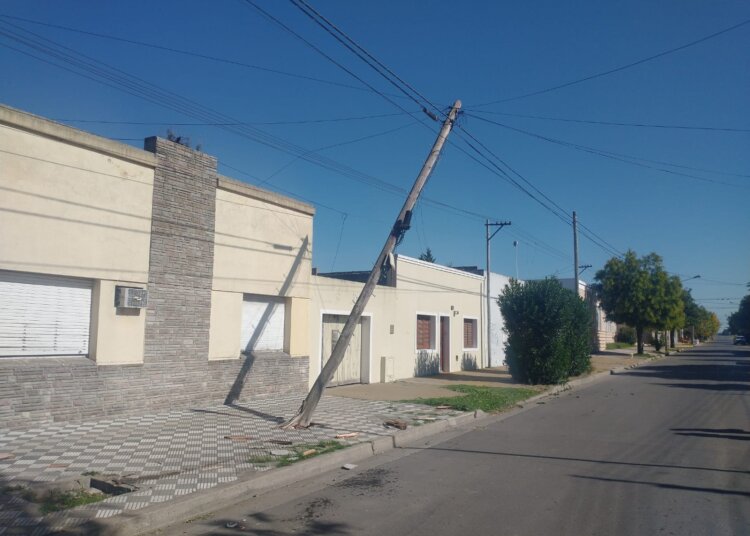 Un conductor arrasó con un poste de telefónica, chocó una camioneta y terminó contra una planta