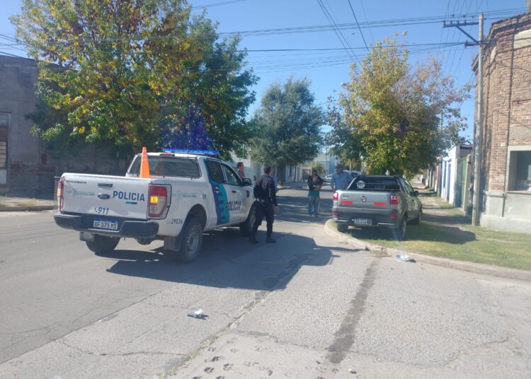 Un conductor arrasó con un poste de telefónica, chocó una camioneta y terminó contra una planta