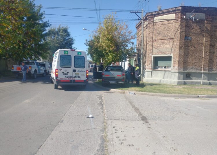 Un conductor arrasó con un poste de telefónica, chocó una camioneta y terminó contra una planta