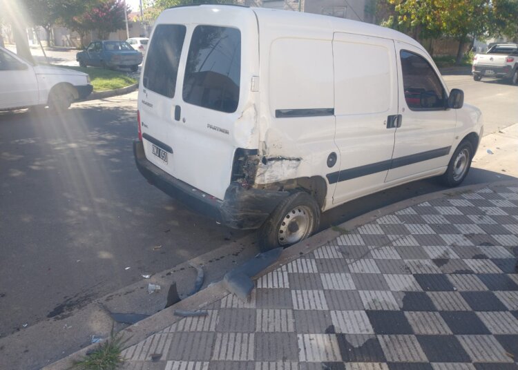 Un conductor arrasó con un poste de telefónica, chocó una camioneta y terminó contra una planta