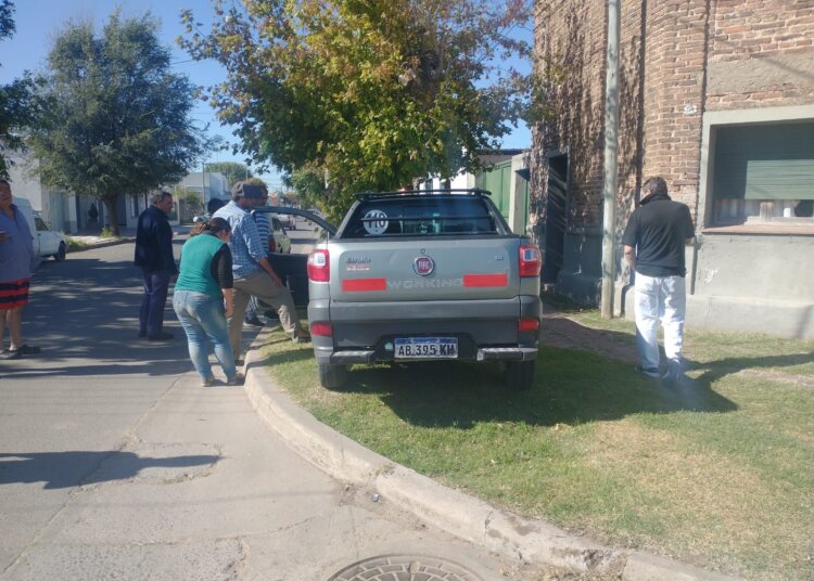 Un conductor arrasó con un poste de telefónica, chocó una camioneta y terminó contra una planta