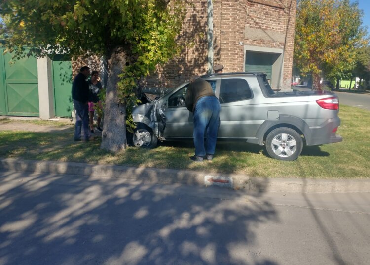 Un conductor arrasó con un poste de telefónica, chocó una camioneta y terminó contra una planta
