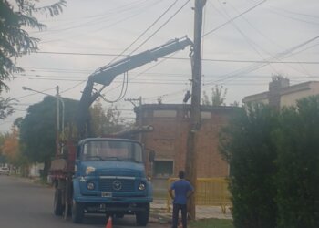 Telefónica repone el poste que fue arrasado en el choque del domingo