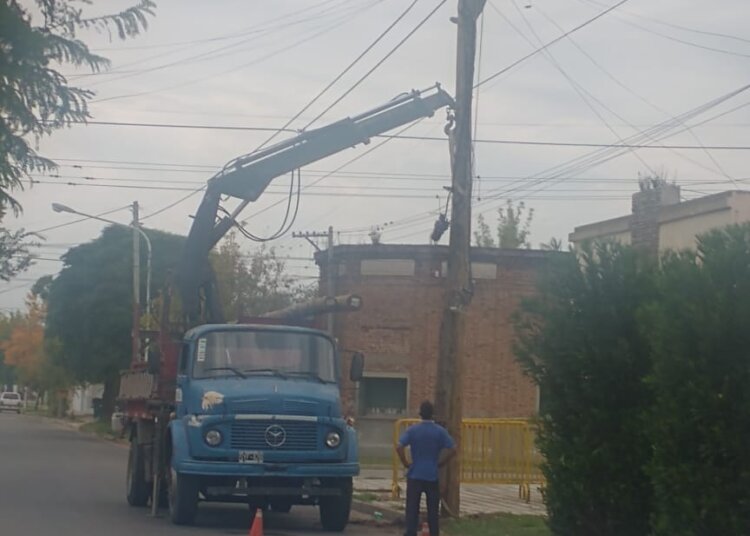 Telefónica repone el poste que fue arrasado en el choque del domingo