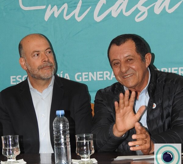 Se realizó el acto de entrega de escrituras y se firmó el convenio del Programa Puentes