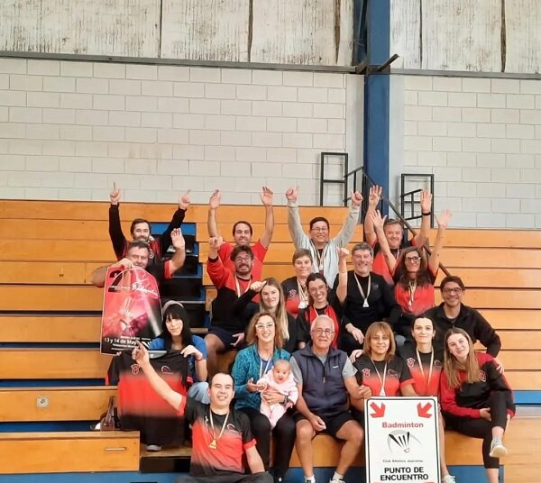 Primer Torneo Senior de Badminton, dos parejas locales campeonas
