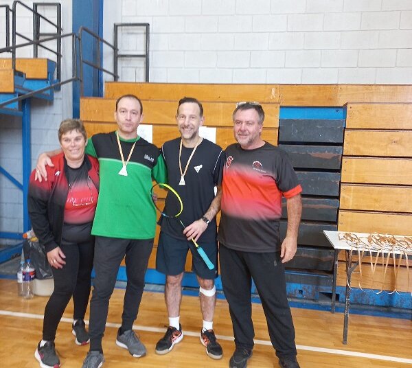Primer Torneo Senior de Badminton, dos parejas locales campeonas