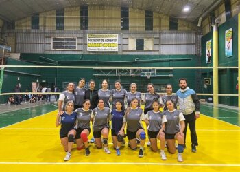 El femenino de la Escuela Municipal de Vóley juega hoy ante el líder Racing azul