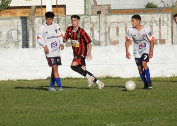 Juarense ganó en Rauch con gol de Felipe Caporale. Gimnasia el único líder