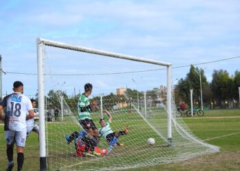 Albirojo goleó y se afirma en la punta. El Verde y Villa España no se sacaron ventaja