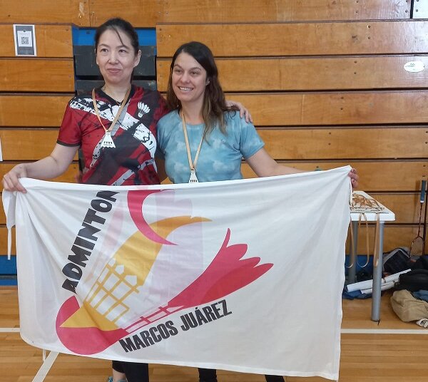 Primer Torneo Senior de Badminton, dos parejas locales campeonas
