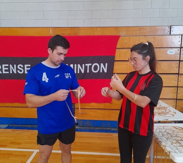 Primer Torneo Senior de Badminton, dos parejas locales campeonas