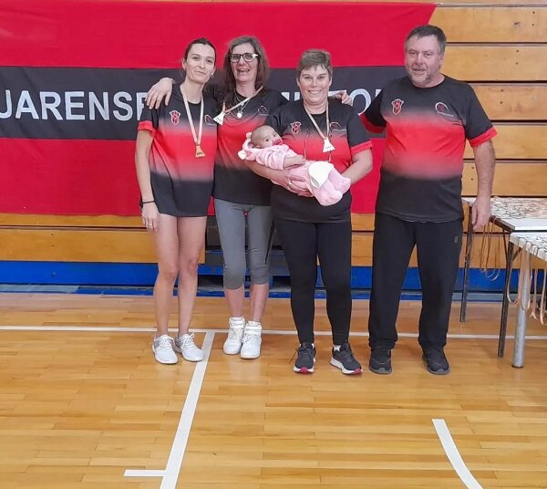 Primer Torneo Senior de Badminton, dos parejas locales campeonas