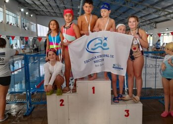 El equipo de natación de la Escuela Municipal viajó a Las Flores el fin de semana