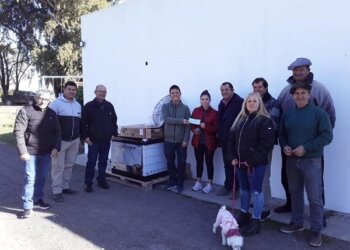 Entrega de una beca deportiva y elementos al Footbal Club en El Luchador