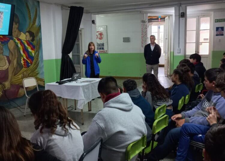 Charla sobre principios básicos de huerta en Escuela Secundaria Básica Nº