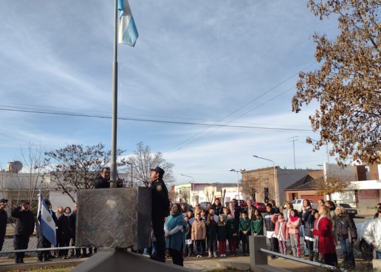 Se realizó el izamiento de banderas en el monumento a Belgrano