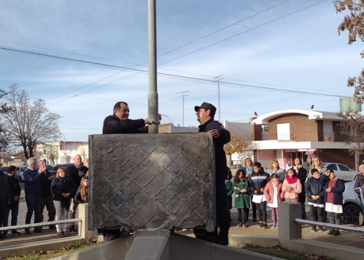 Se realizó el izamiento de banderas en el monumento a Belgrano