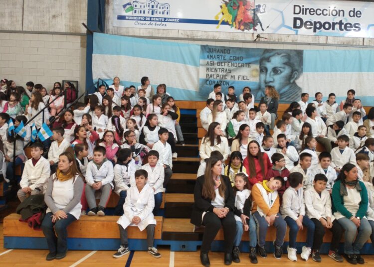 Los niños de 4to. grado de las escuelas del distrito juraron lealtad a la bandera