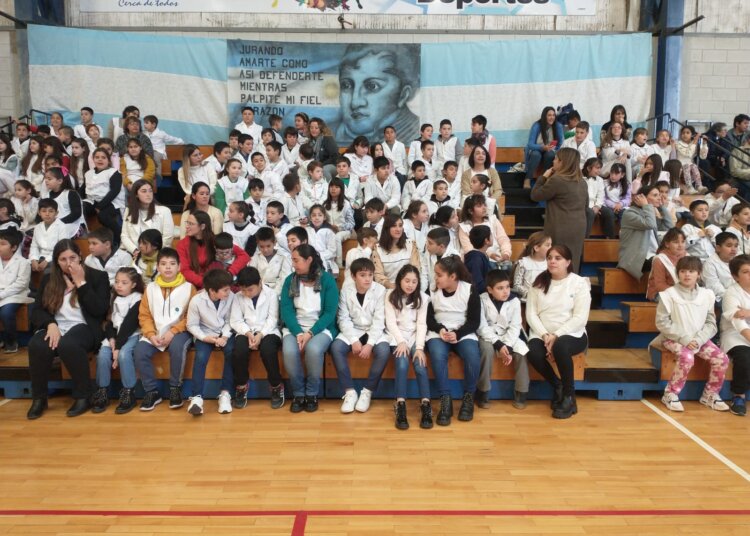 Los niños de 4to. grado de las escuelas del distrito juraron lealtad a la bandera