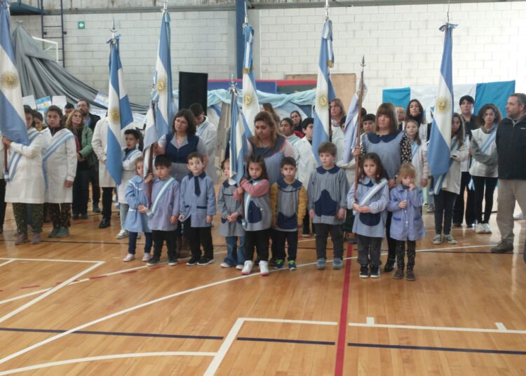 Los niños de 4to. grado de las escuelas del distrito juraron lealtad a la bandera