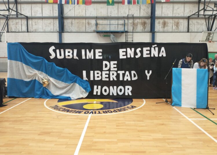Los niños de 4to. grado de las escuelas del distrito juraron lealtad a la bandera