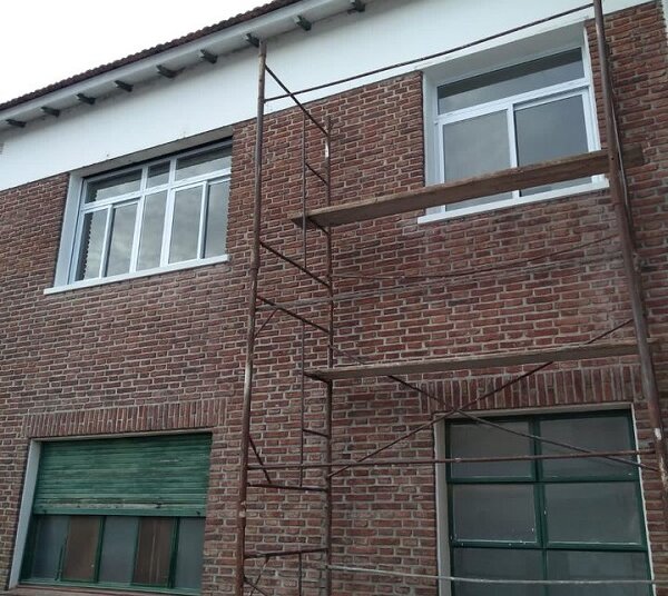 Continúa el recambio de aberturas en el Hospital Municipal
