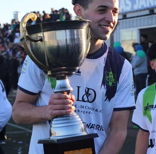 El juarense Lalo Sasali gritó campeón con Embajadores De Olavarría