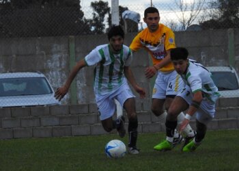 Argentino con un hombre menos le ganó a Estrada en su cancha