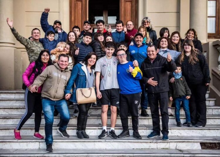 El jugador de voley Bruno Luna fue recibido por Intendente