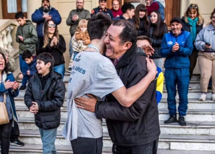 El jugador de voley Bruno Luna fue recibido por Intendente
