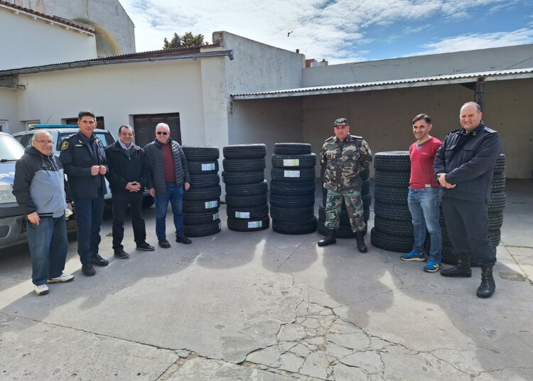 El municipio entregó cubiertas nuevas para la policía comunal