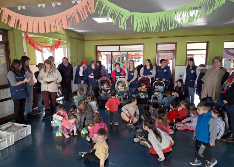 Autoridades visitaron el jardín maternal por el Día del Maestro