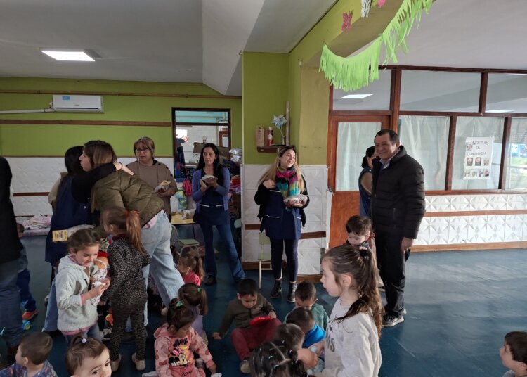 Autoridades visitaron el jardín maternal por el Día del Maestro