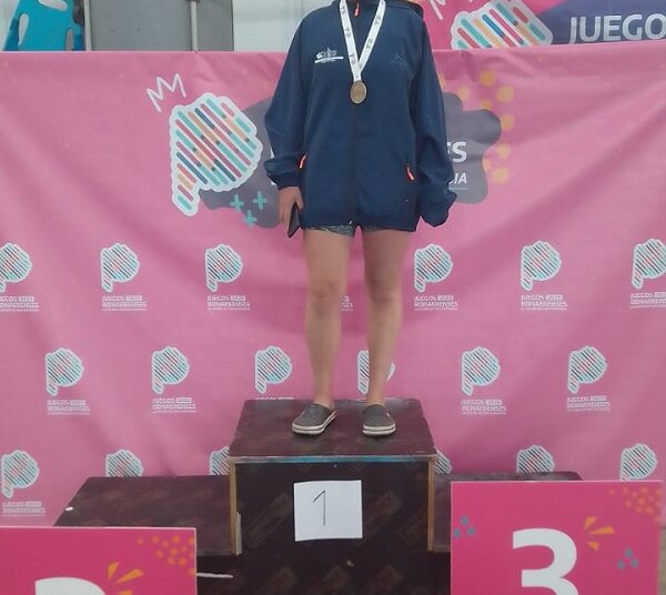 Primera medalla para Juárez, Brisa Robledo en Natación PCD se quedó con el podio
