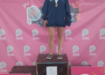 Primera medalla para Juárez, Brisa Robledo en Natación PCD se quedó con el podio